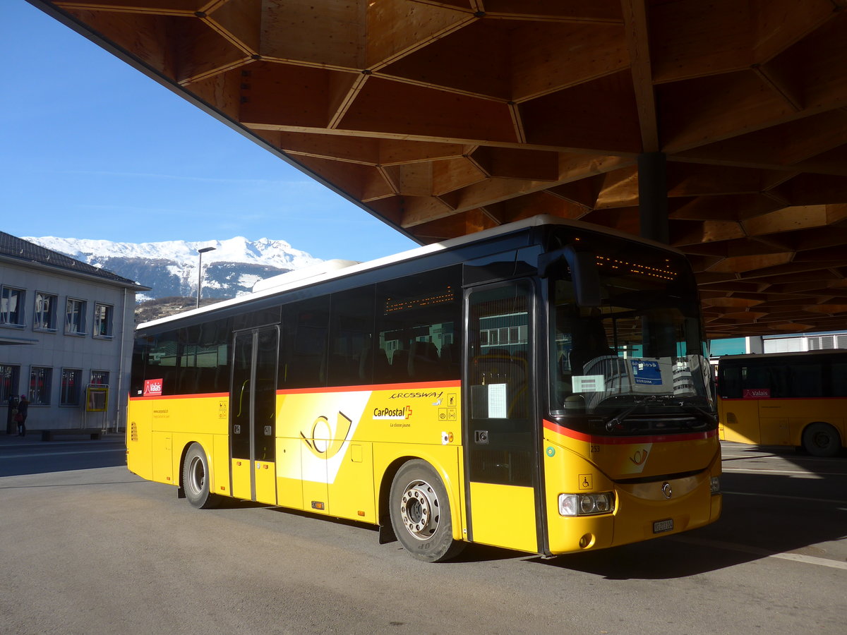 (213'358) - Buchard, Leytron - Nr. 253/VS 213'104 - Irisbus am 4. Januar 2020 beim Bahnhof Sion