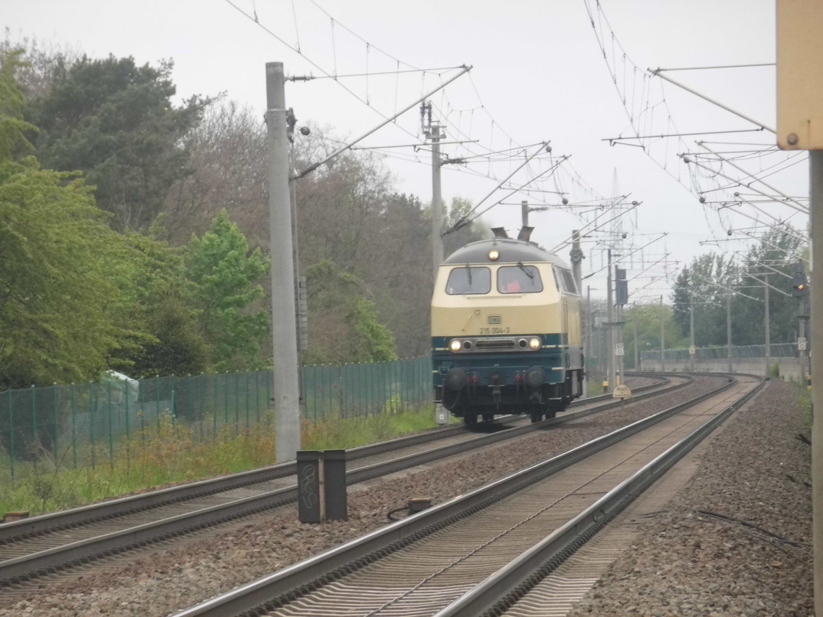 215 004 (225 004) der AVG bei der einfahrt in Delitzsch am 5.5.17