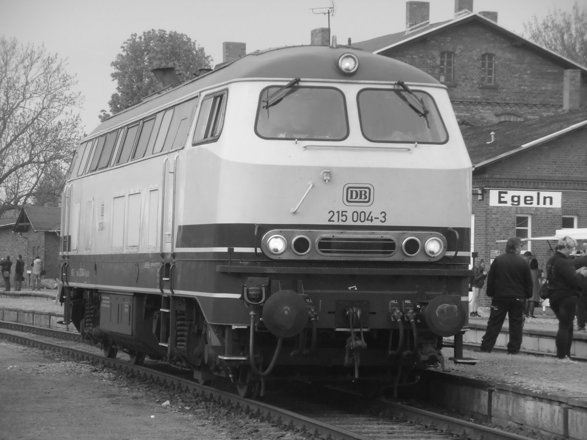 215 004 (225 004) der AVG im Bahnhof Egeln am 6.5.17