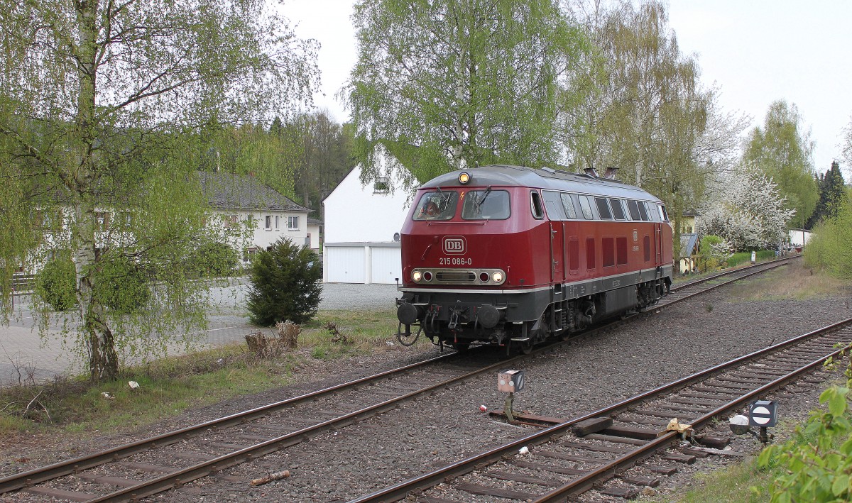 215 086-0 beim rangieren in Puderbach... Die Fotowolke kam ja mal wieder sehr passend. Wenigstens zeigte sich die Natur schon sehr grün. (Puderbach, 11.04.2014)