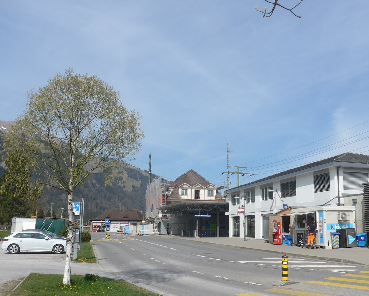 (216'136) - PostAuto/AFA-Haltestellen am 16. April 2020 beim Bahnhof Frutigen