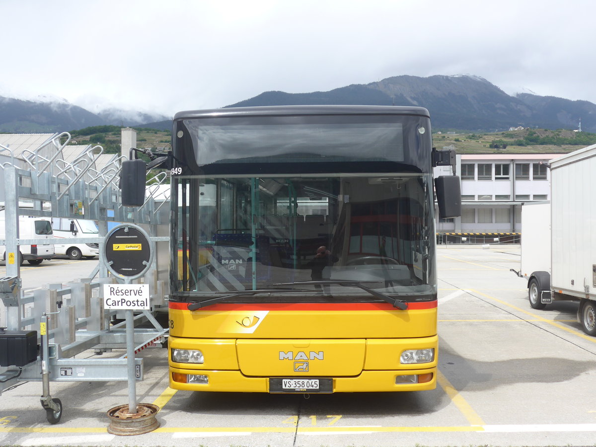 (216'686) - PostAuto Wallis - Nr. 28/VS 358'045 - MAN/Gppel (ex TSAR, Sierre; ex Epiney, Ayer; ex Durpaz, Soral Nr. 53; ex TourisCar, Genve Nr. 900) am 2. Mai 2020 in Sion, Garage