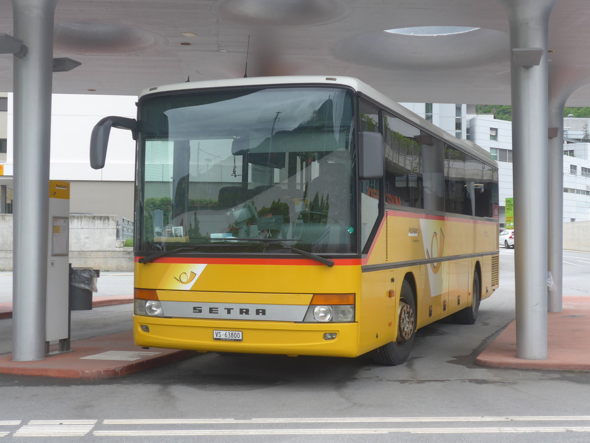 (216'711) - Autotour, Visp - VS 63'800 - Setra am 2. Mai 2020 beim Bahnhof Visp