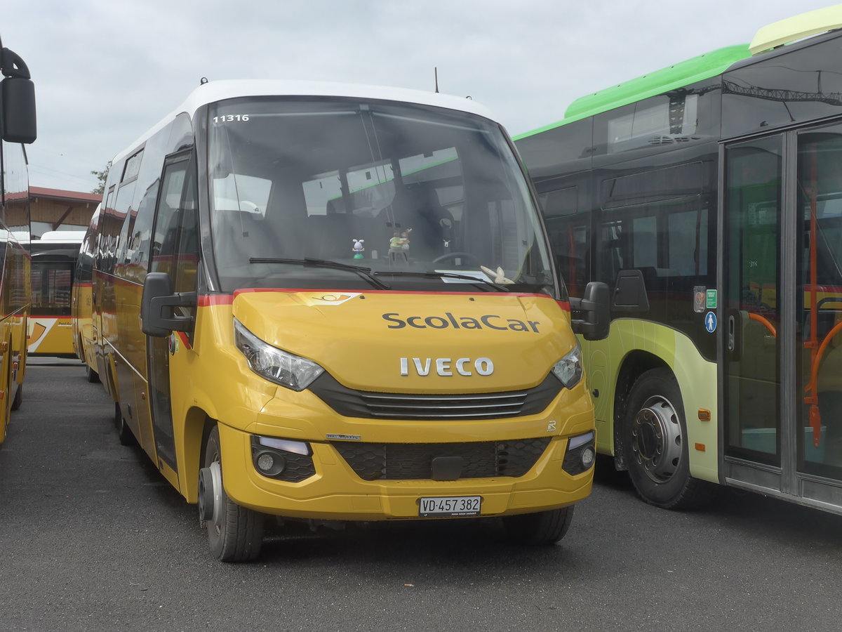 (216'748) - CarPostal Ouest - VD 457'382 - Iveco/Rosero am 3. Mai 2020 in Kerzers, Interbus