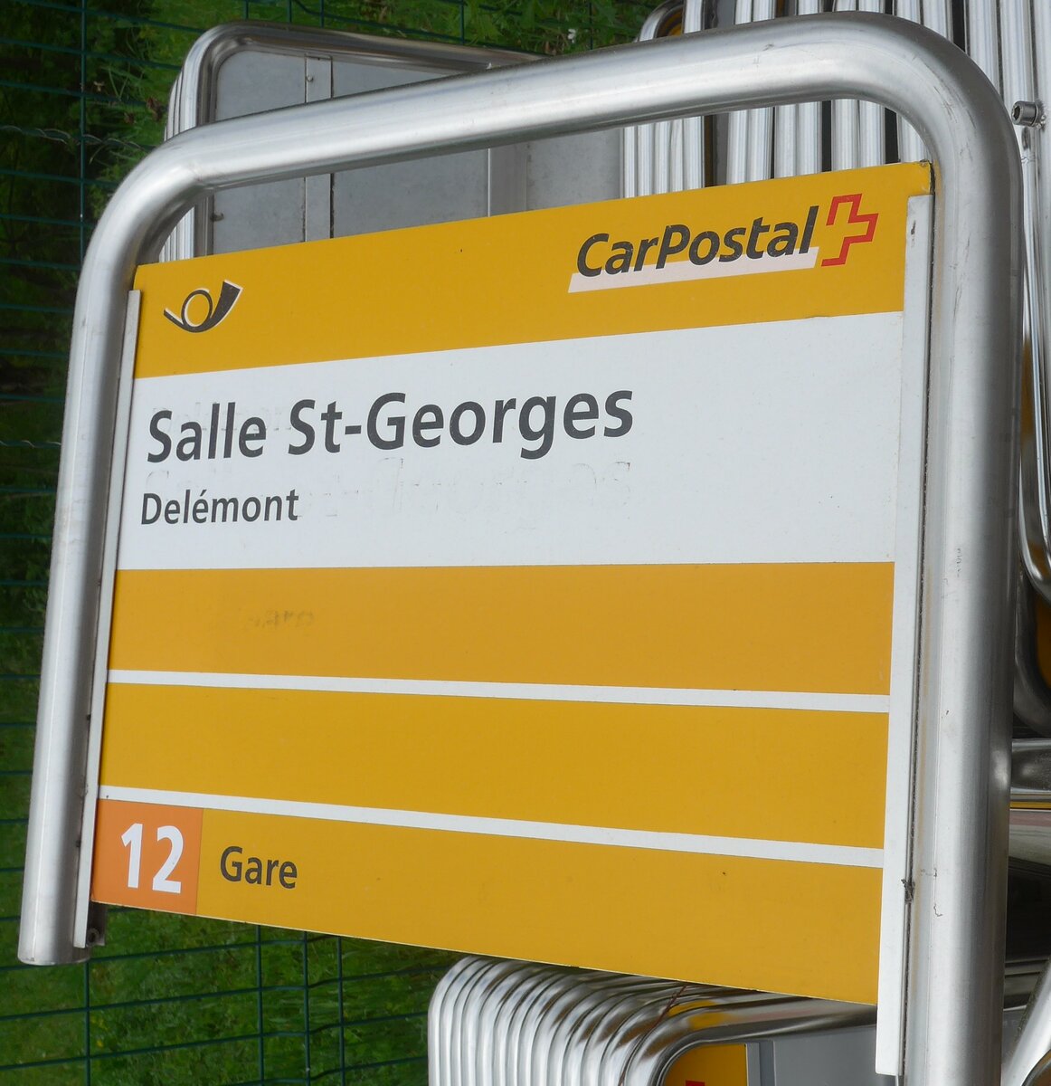 (216'973) - PostAuto-Haltestellenschild - Delmont, Salle St-Georges - am 10. Mai 2020 in Develier, Garage