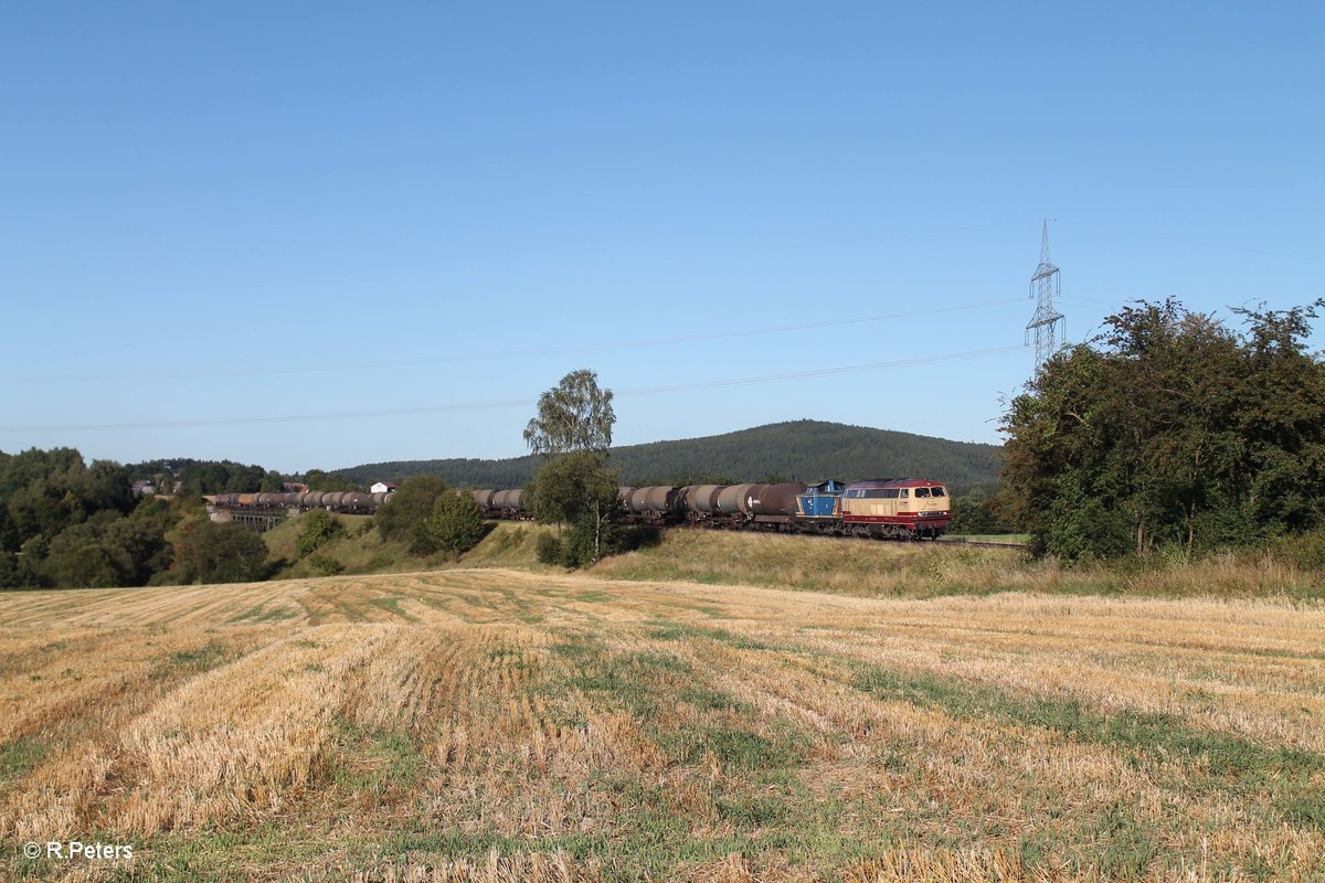 217 002 der BTE und V1253 ziehen über das Röslau Viadukt bei Seußen einen Kesselzug aus Cheb nach Ingolstadt. 31.08.16