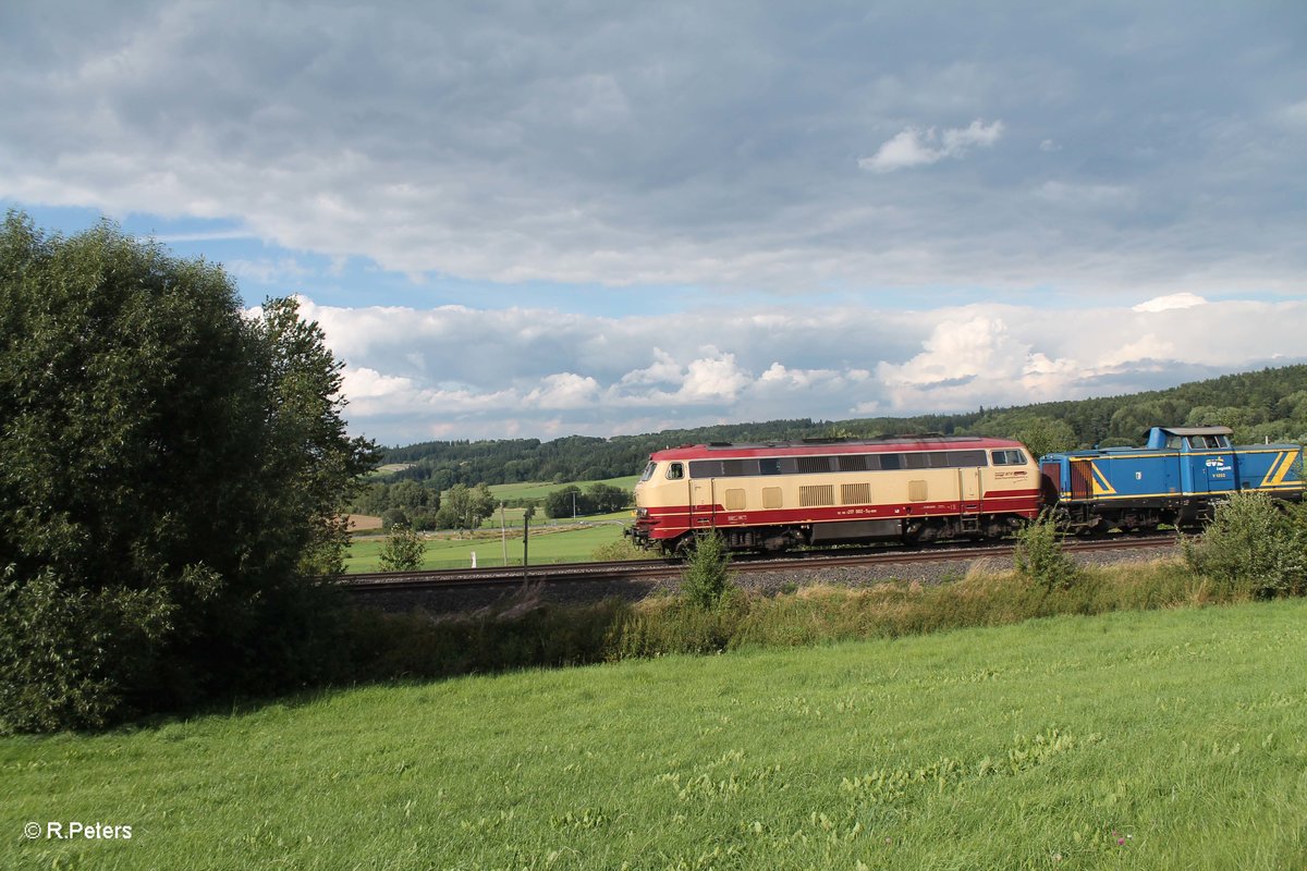 217 002 und V1253 bei Lengenfeld auf dem Weg nach Cheb um ein Kesselzug zu holen. 06.08.16