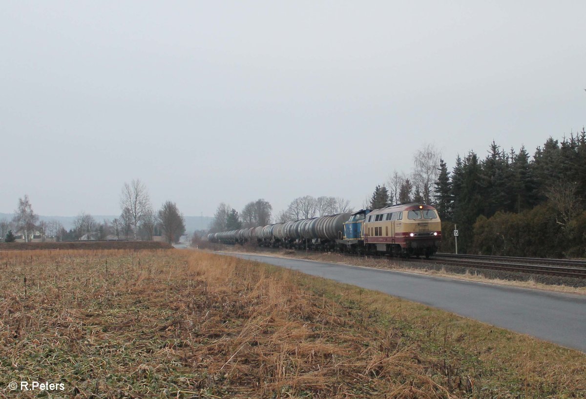 217 002 und V1253 ziehen bei Rothenstadt einen Kesselzug aus Cheb nach Ingolstadt. 12.02.17