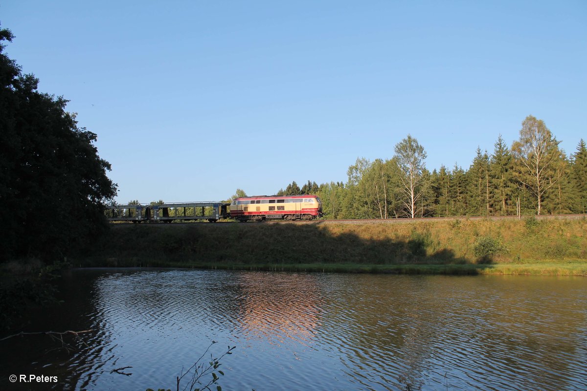 217 002 zieht einen leeren Autotransportzug BLG nach Cheb bei Oberteich. 15.09.16