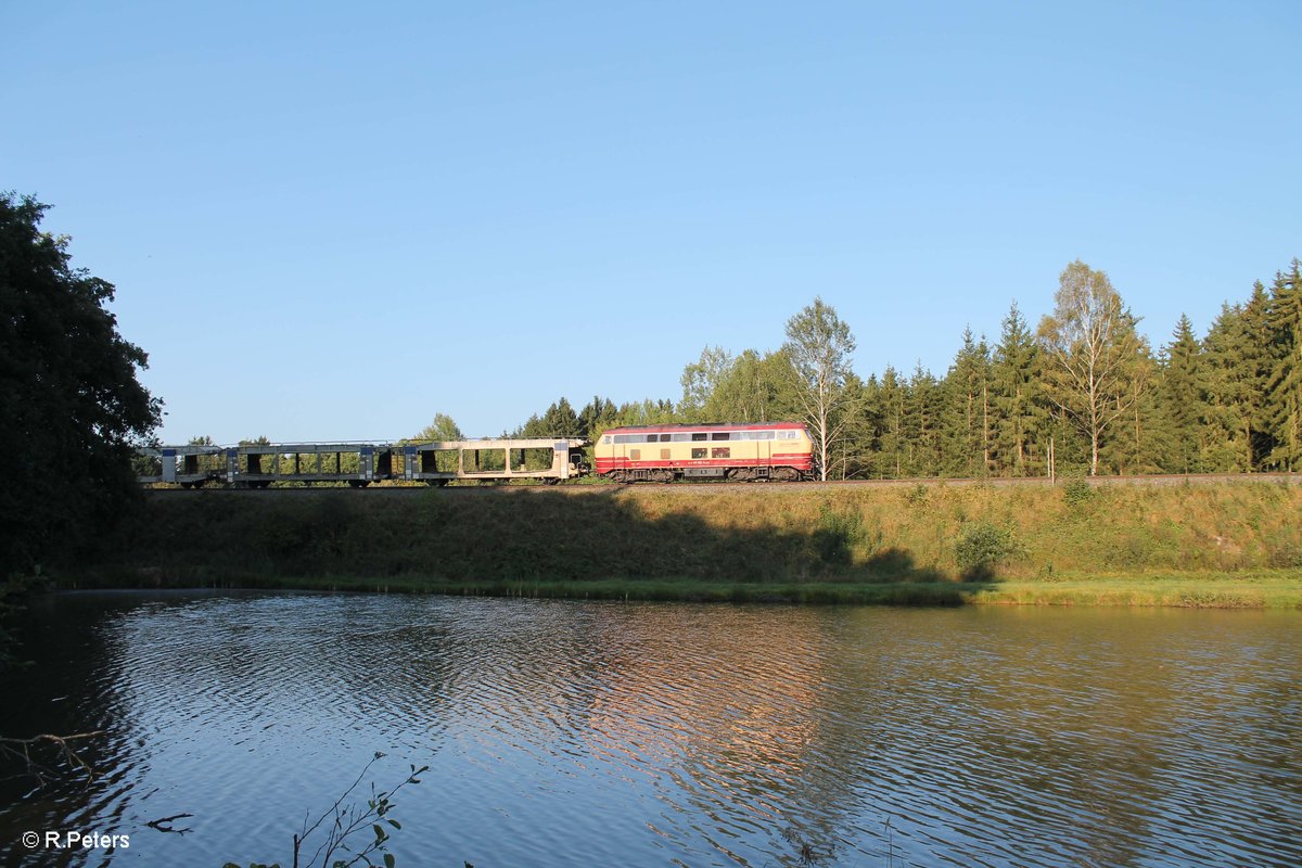 217 002 zieht einen leeren Autotransportzug BLG nach Cheb bei Oberteich. 15.09.16