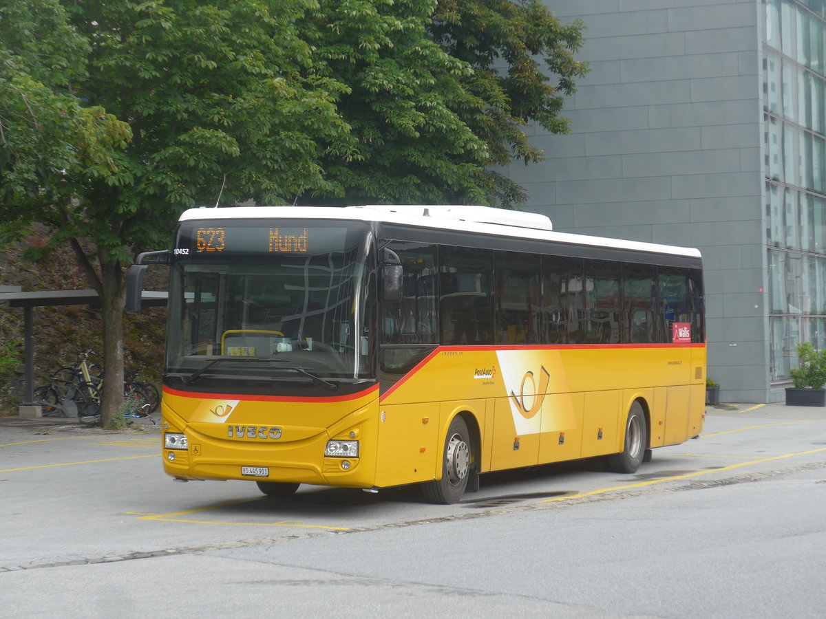 (217'668) - PostAuto Wallis - VS 445'901 - Iveco am 7. Juni 2020 beim Bahnhof Brig