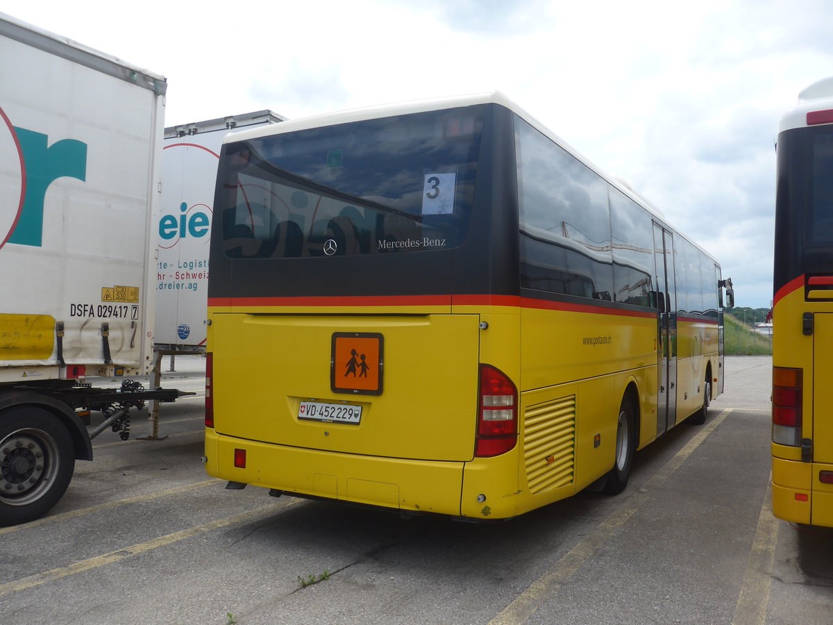 (217'871) - CarPostal Ouest - VD 452'229 - Mercedes (ex SAPJV, L'Isle) am 13. Juni 2020 in Daillens, Planzer