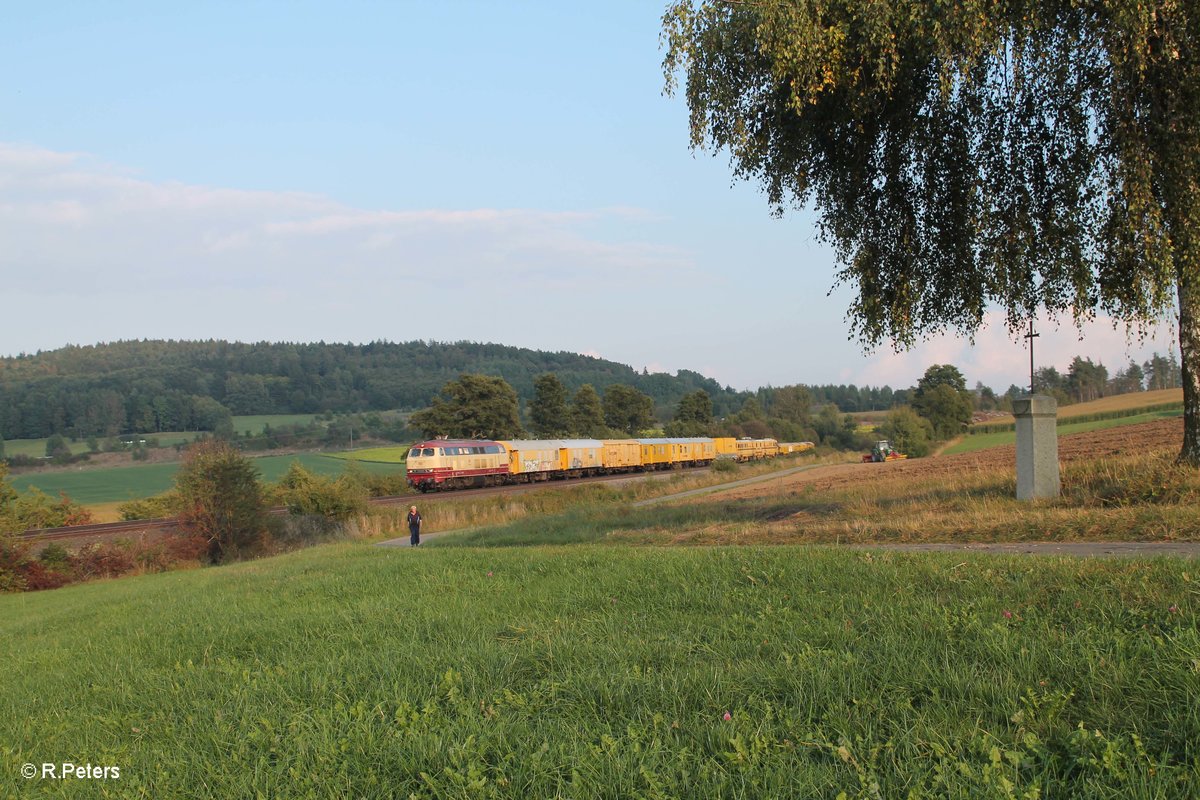 218 105 befrdert bei Lengenfeld den DGV 92757 in Richtung Hof. 27.09.16