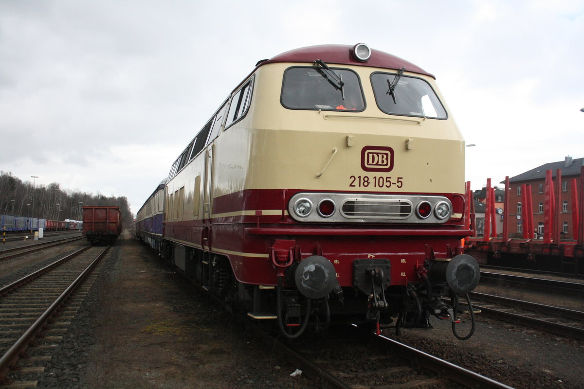 218 105 mit dem SVT 137 234 im Bahnhof Marktredwitz am 22.3.21