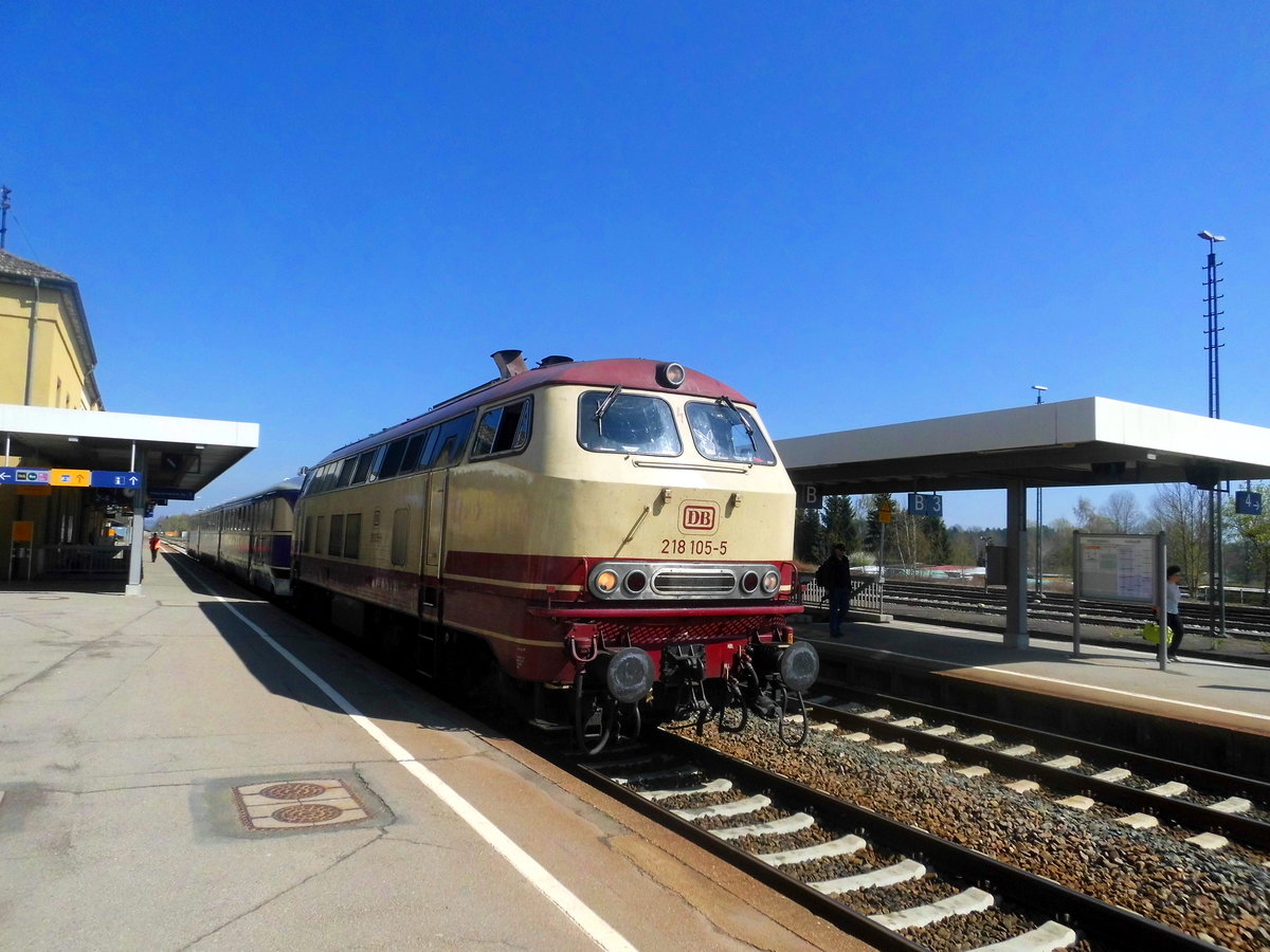 218 105 mit SVT 137 234 beim zwischenhalt in Aulendorf am 9.4.17