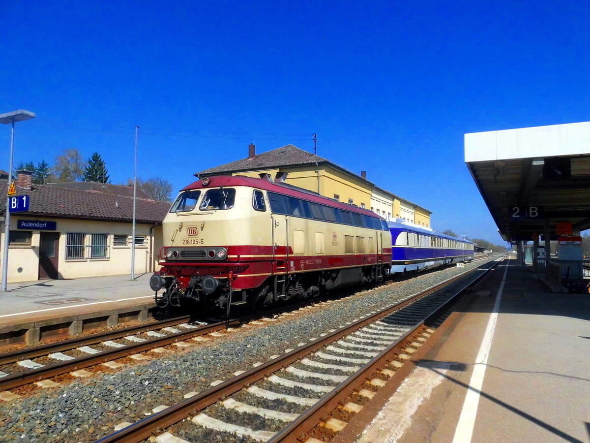 218 105 mit SVT 137 234 beim zwischenhalt in Aulendorf am 9.4.17