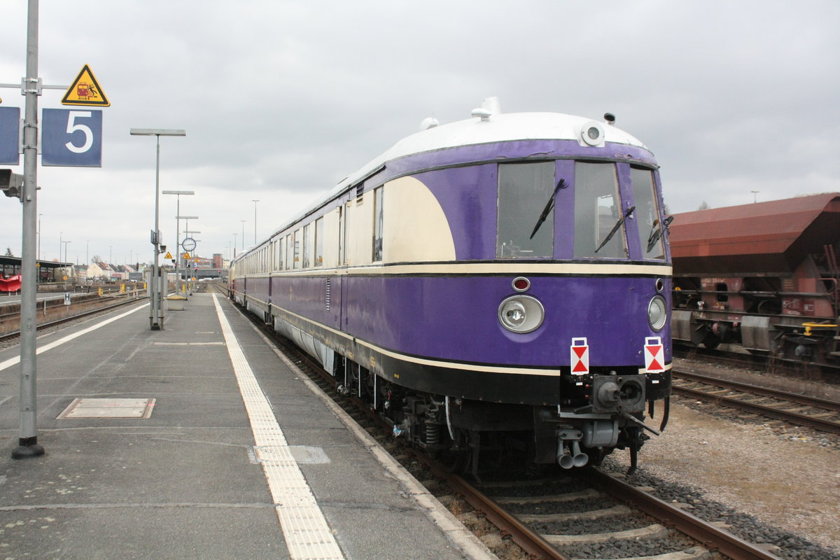 218 105 der NeSA mit dem SVT 137 234 im Bahnhof Weiden (Oberpfalz) am 23.3.21