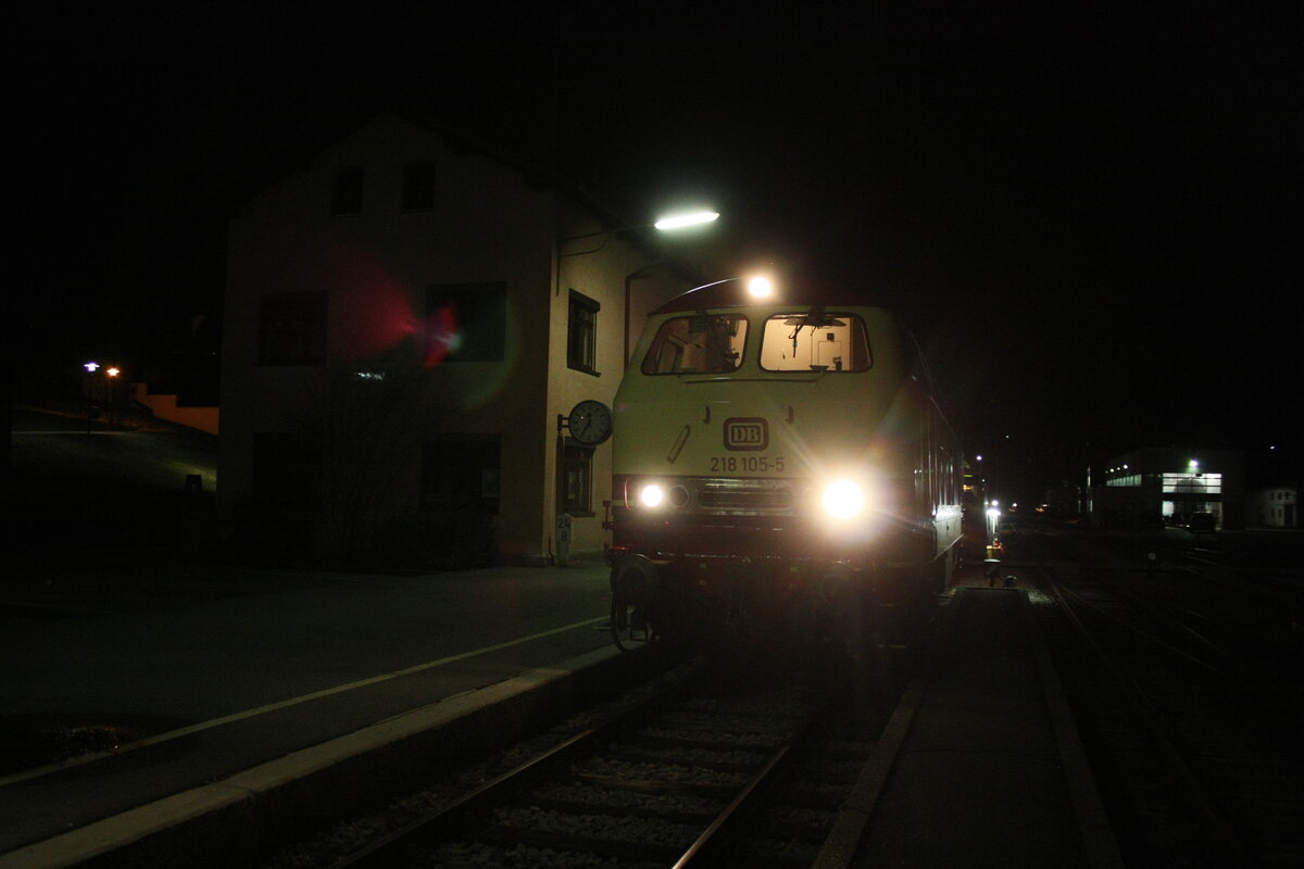 218 105 der NeSA steht zur Rckfahrt nach Plattling im Bahnhof Viechtach am 23.3.21