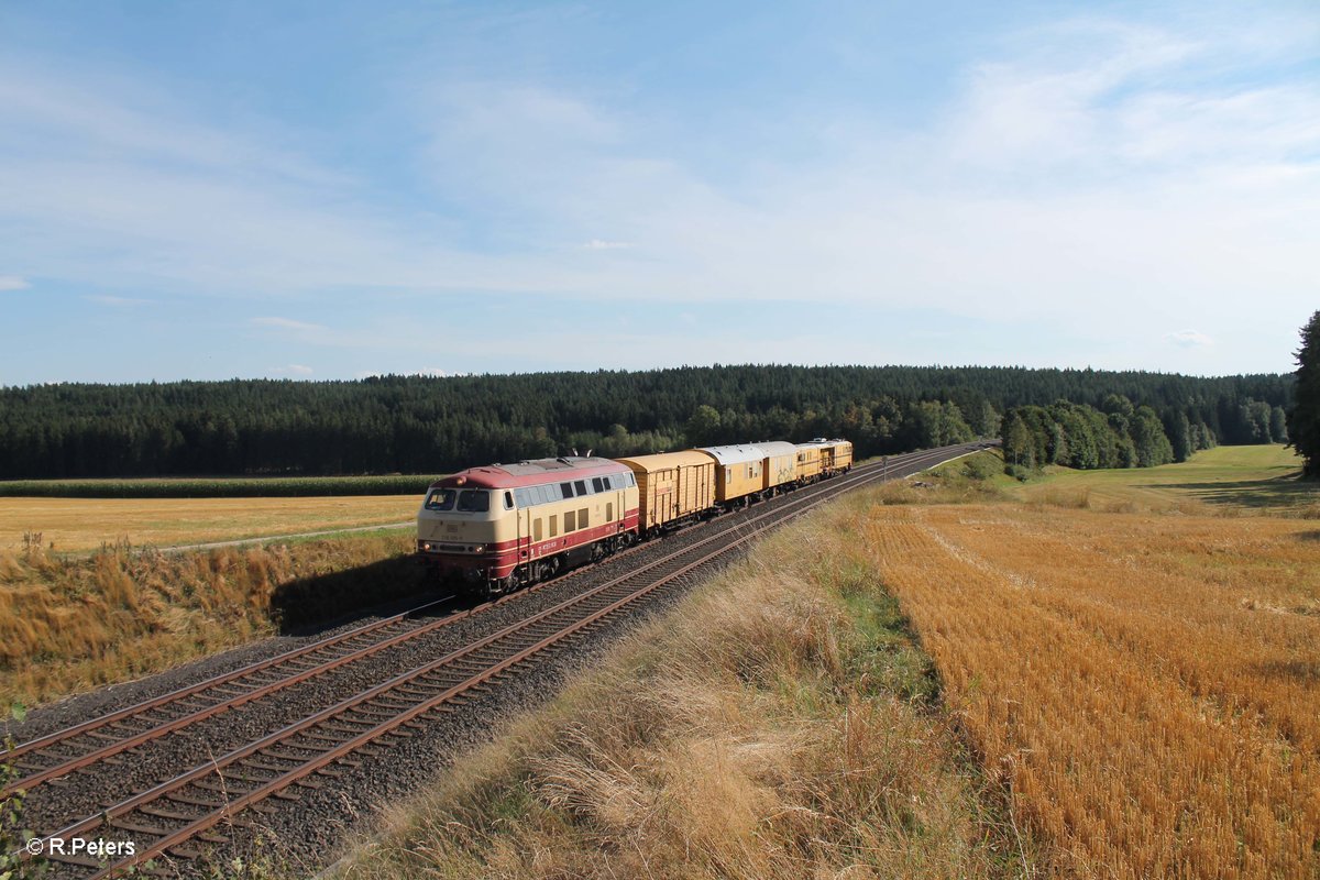 218 105 überführt eine Stopfmaschine und Bauwagen bei Neudes gen Hof. 28.08.16