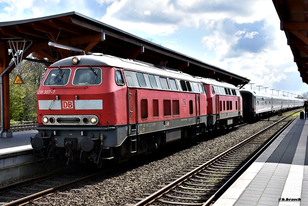 218 307-7 und 218 341-6 fuhren wieder zum angekuppeln des IC nach westerland/sylt,niebüll 17.04.17