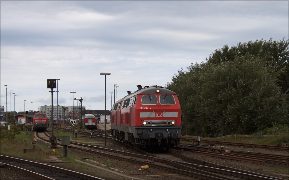 218 307 und hinten dran 218 385 am 07.09.14 in Westerland (Sylt)