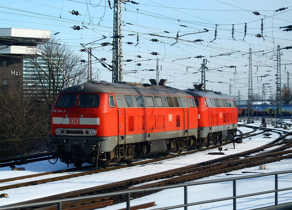 218 314-3 und 321-6 dieseln hier in die Abstellgruppe am Hamburger Hauptbahnhof um eventuell zu tanken(aufgenommen aus dem einfahrenden Zug). HH 23.03.2013
