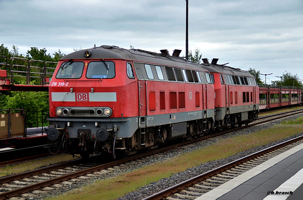 218 319-2 war mit einer schwesterlok beim umsetzen,im bf niebüll,24.05.15