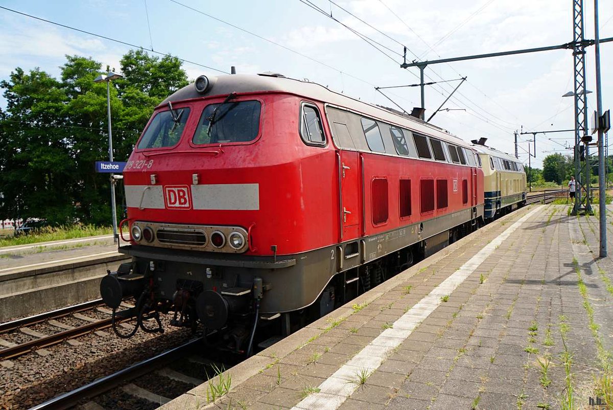 218 321-8 und 218 466-1 wurden abgekoppelt und fuhren zum rbf von itzehoe,27.06.20