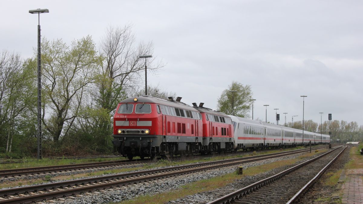 218 322 + 380 mit IC 2072 nach Stuttgart, Husum-Nord 28.04.2019