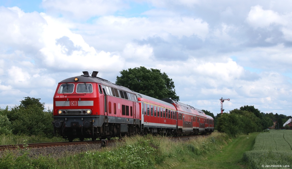 218 322-6 war am 18.6.16 mit dem RE72 nach Flensburg bei Neuwittenbek unterwegs.