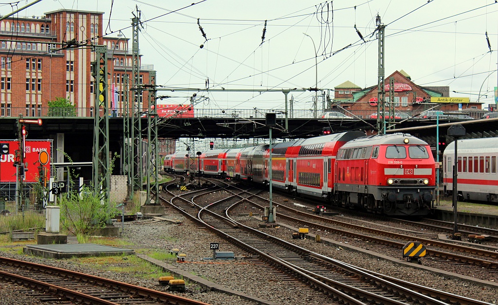 218 339-0 zieht hier den  Strandexpress (BR 218 mit 5 Dostos+5 Dostos mit BR 218) aus dem Abstellbereich in den Hamburger Hauptbahnhof. Schublok ist die 218 413-3. 05.05.12
