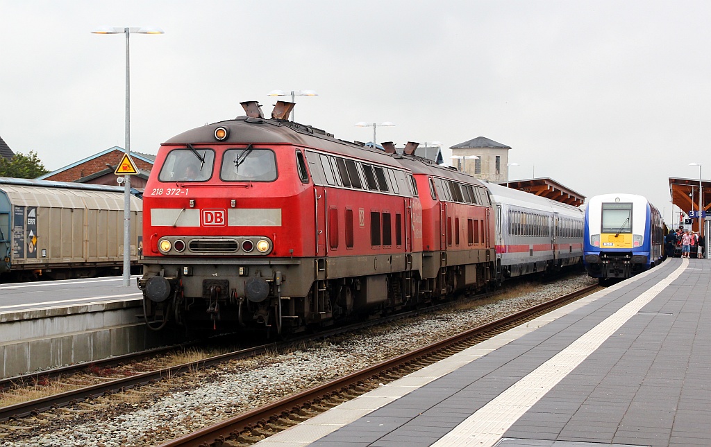 218 372-1 und 340-8 mit dem IC 2315 Deichgraf nach Frankfurt(M)beim Halt in Niebüll, zwecks Übernahme der Kurswagen aus Dagebüll. 04.08.12
