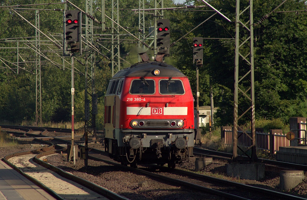 218 380-4 als LZF 77675(Flensburg-HH/Hbf)dieselt hier durch Schleswig, sie war die Zuglok des CN(L)1272 der am Morgen über Kiel nach Flensburg fuhr. 21.07.2013
