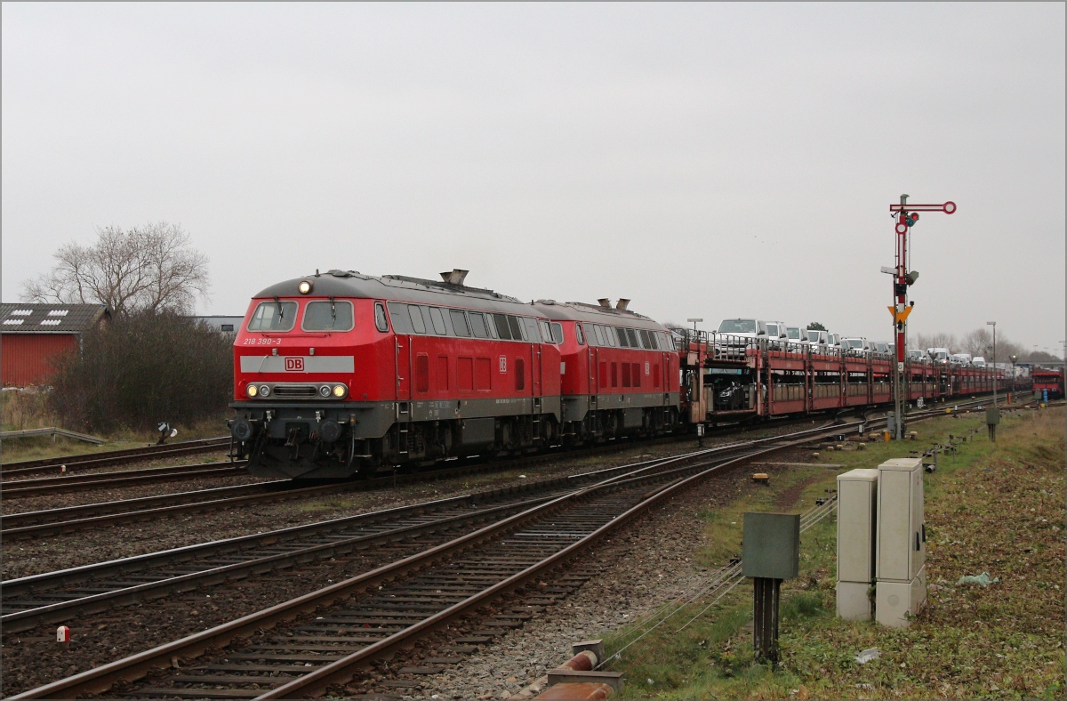 218 390 und 218 837 am 15.11.21 mit Sylthuttle in Tinnum