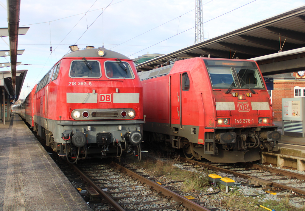 218 397-8+101 134 mit IC 2263(Binz-Hamburg)bei der Ausfahrt im Rostocker Hbf.16.01.2026