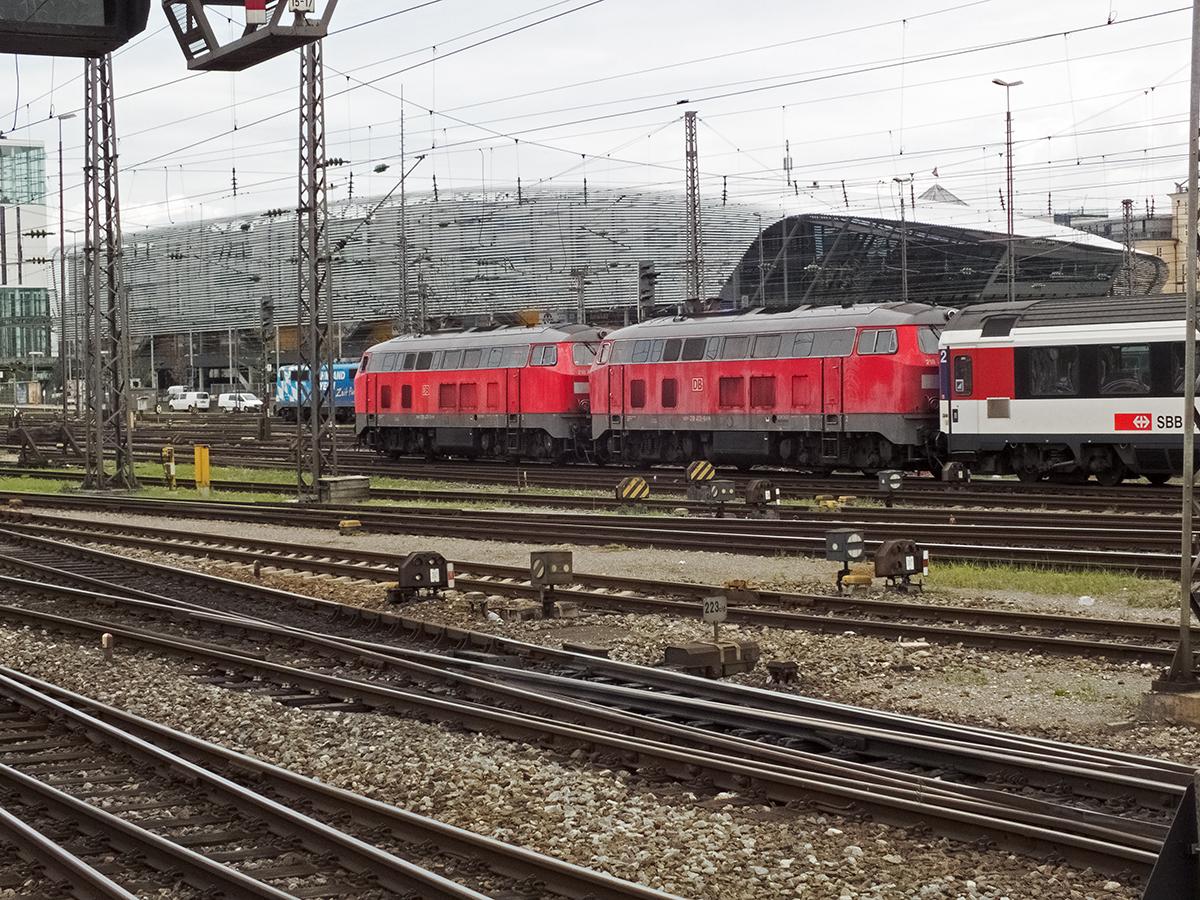 218 400 und 402 bespannten am 07.08.14 den EuroCity von München nach Zürich.