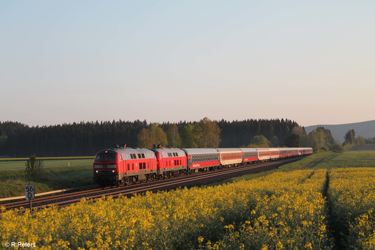 218 401 und 426 ziehen den Hochfranken Express DPE 95992 von Hof nach Prag kurz nach Sonnenaufgang bei Neudes bei Marktleuthen. 05.05.18