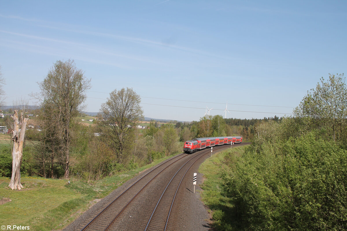 218 403-3 mit dem RE2 RE4861 Hof - München bei Röslau. 01.05.24