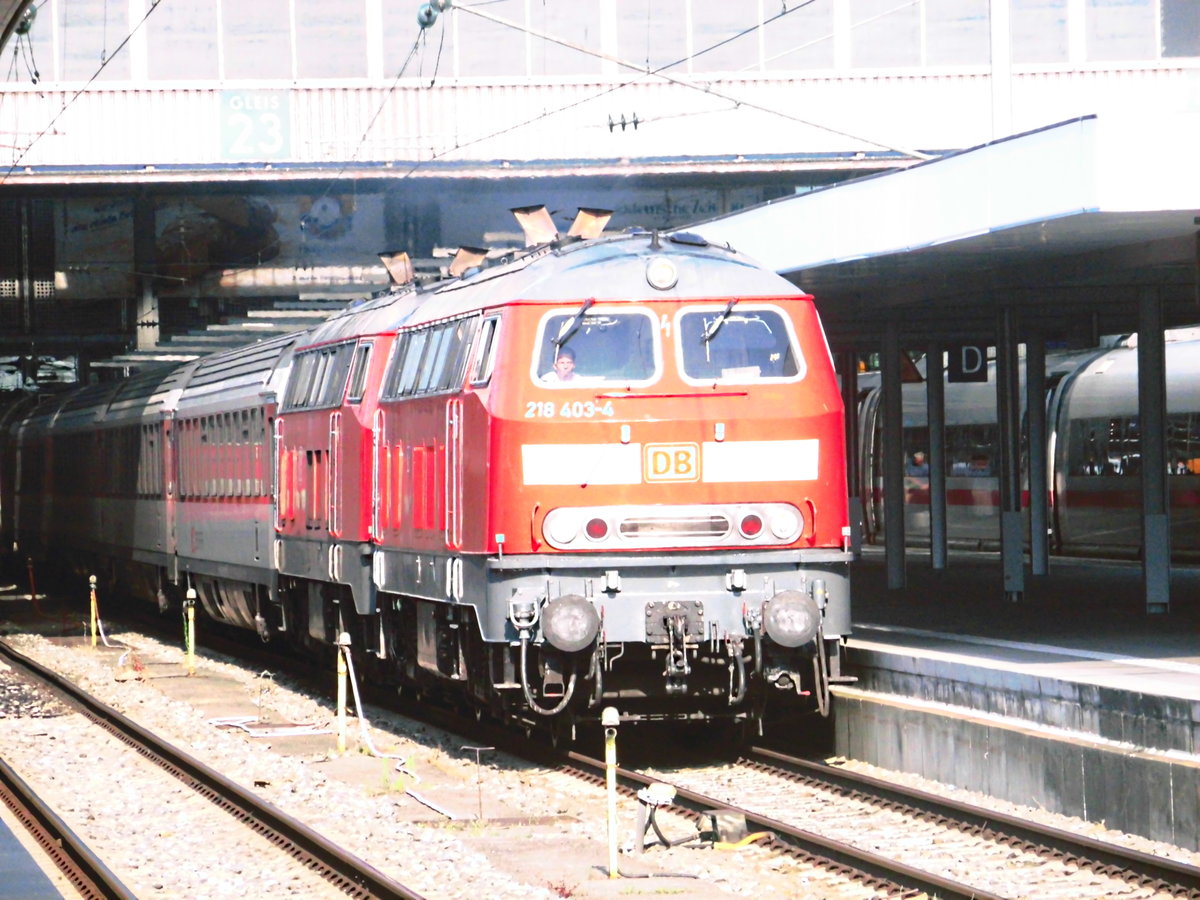 218 403 mit einer weiteren 218er mit einem SBB EuroCity beim verlassen des Mnchener Hbf´s am 21.6.17