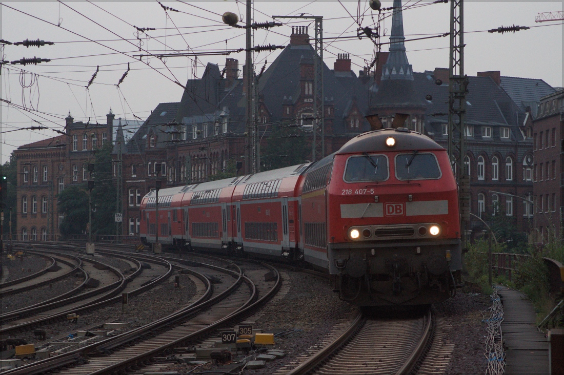 218 407 am 06.09.14 bei der Einfahrt in den Hamburger Hauptbahnhof