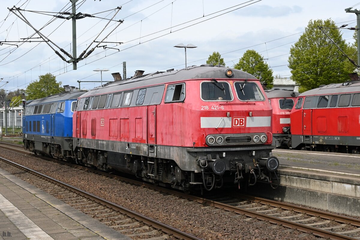 218 421-6 und press 218 056-1 beim umsetzen im bahnhof itzehoe,29.04.22