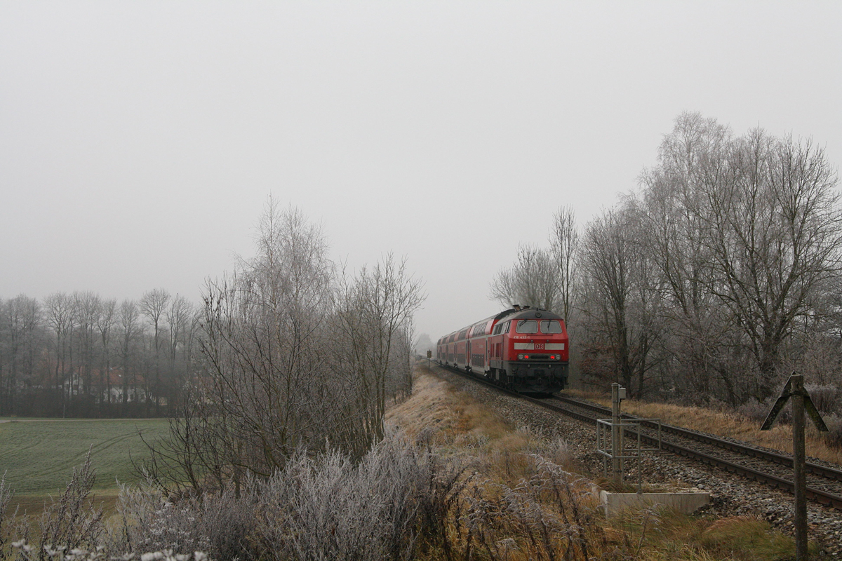 218 433-1 schob am trüben 23.11.11 am Posten Dürnberg ihren Doppelstockzug in Richtung München.