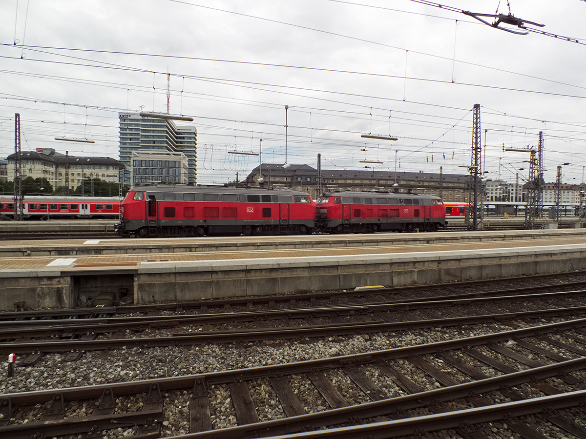 218 433 und 419 hatten mich etwa eineinhalb Stunden zuvor nach München gebracht. Nachdem ihre Wagen mit zwei anderen Loks zurück in Richtung Lindau gefahren waren, durften sie sich zum Ausruhen aufs Abstellgleis begeben.