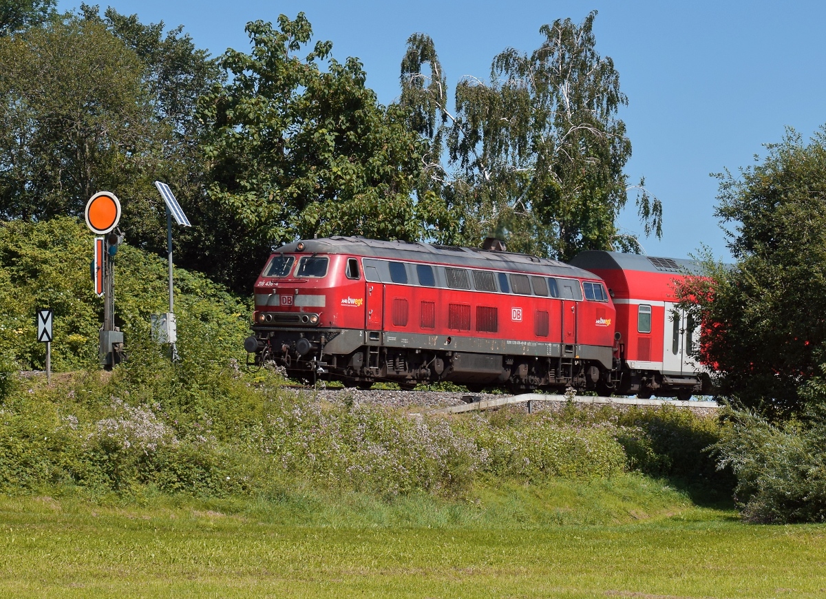 218 436-4 bei Nonnenhorn mit dem noch fünf Wochen funktionierenden Einfahrtvorsignal von Enzisweiler. August 2019.