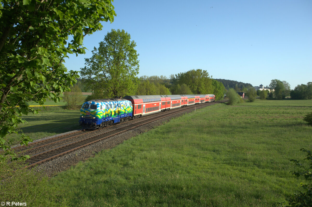 218 443-0 mit dem RE2 4857 Hof - München bei Rothenstadt bei Weiden. 01.05.24