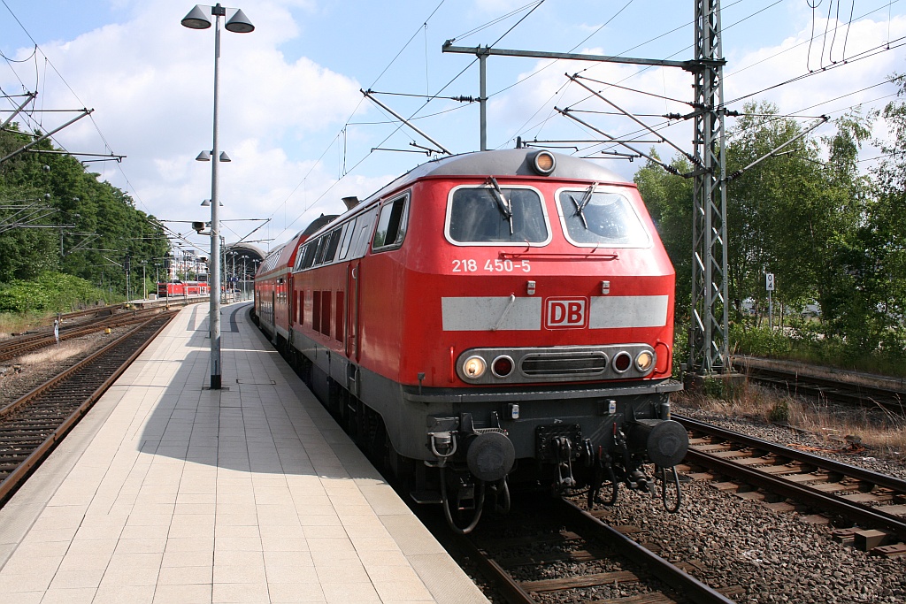 218 450-5 verschwindet hier aus dem Kieler Hbf mit einem RE Richtung Abstellbereich des Kieler Bw's. 23.06.12