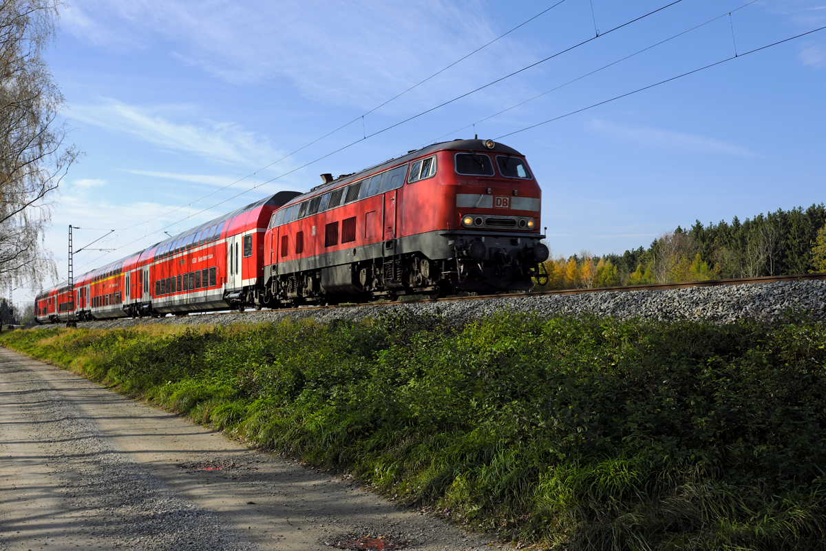 218 452-1 war am 02.11.17 und am darauffolgenden Tag mit dem Dosto-Pendeldienst zwischen Mühldorf und München Hbf beschäftigt. Am 02. November 2017 wurde sie mit ihrer Leistung nach Mühldorf bei Poing im Bild festgehalten.