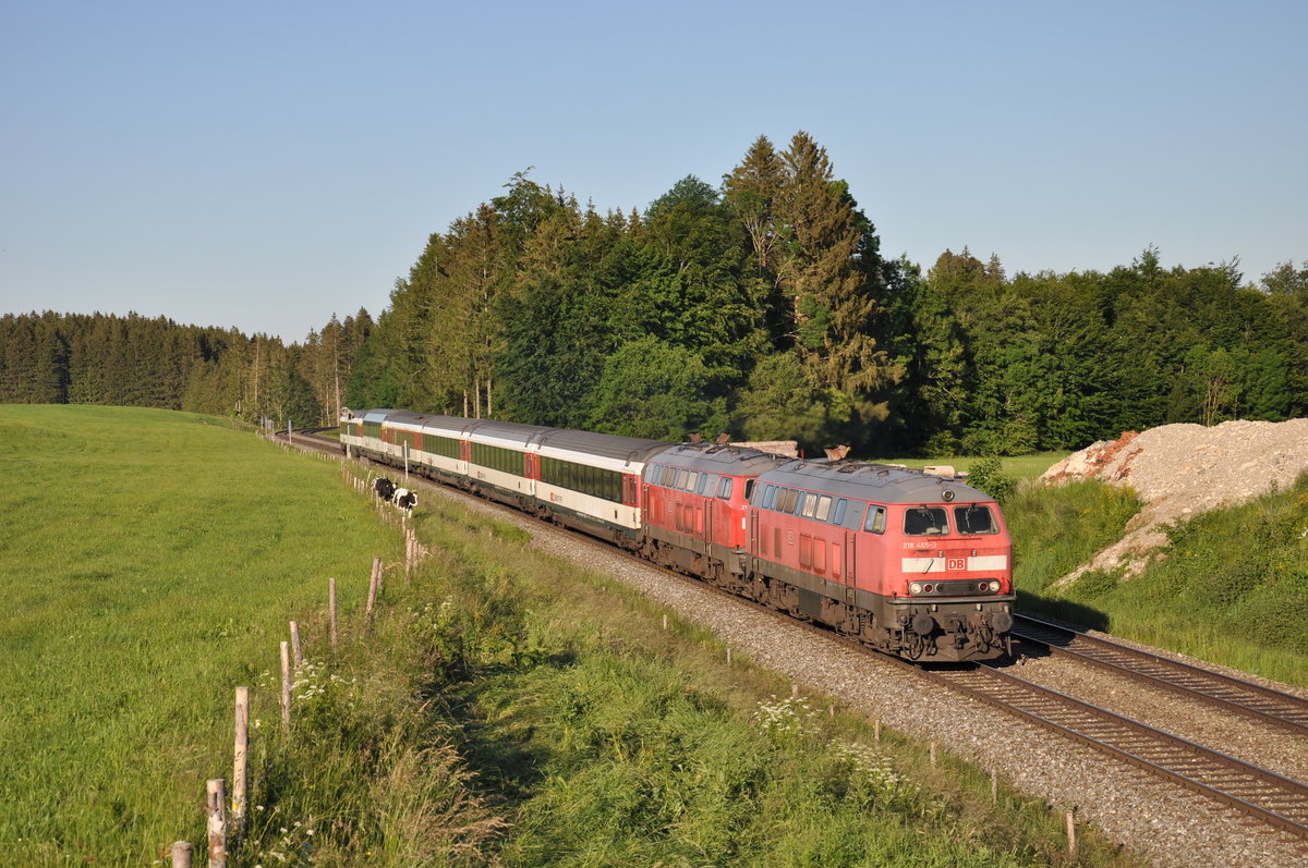 218 456-3 war mit einer Schwesterlok am Abend des 12. Juni 2020 als EC 190 von München Hbf nach Zürich HB unterwegs und wurde dabei von einer Brücke in Günzach fotografiert. Zum Fahrplanwechsel 2020/21 wird die Allgäubahn leider vom Fernverkehr (außer den zwei IC-Zugpaaren) befreit sein. 