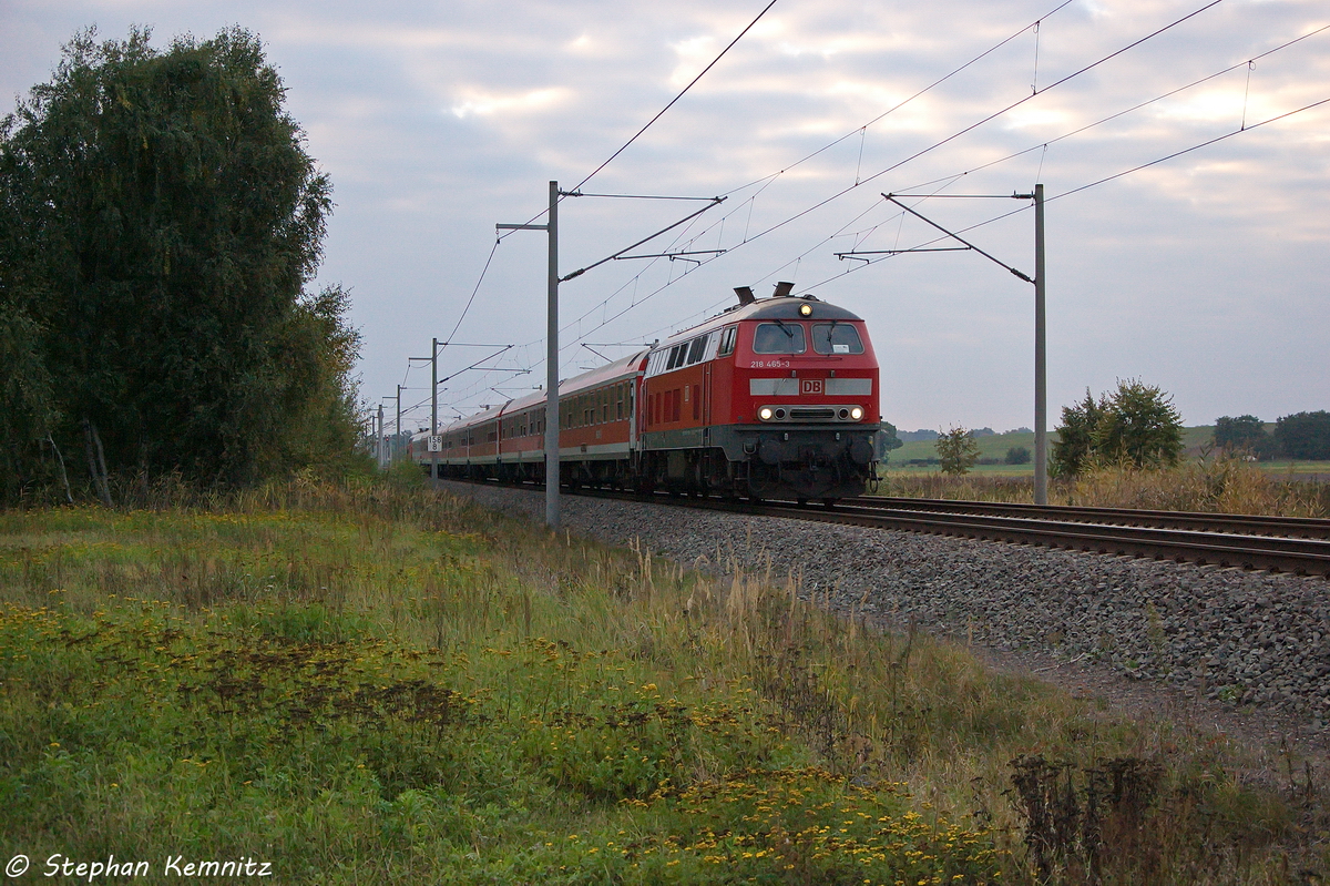 218 465-3 mit dem IC 18648  Stammstrecken-Shuttle  von Hannover Hbf nach Berlin Ostbahnhof in Nennhausen. Hinten schob die 218 453-9 den Zug nach. 07.10.2013