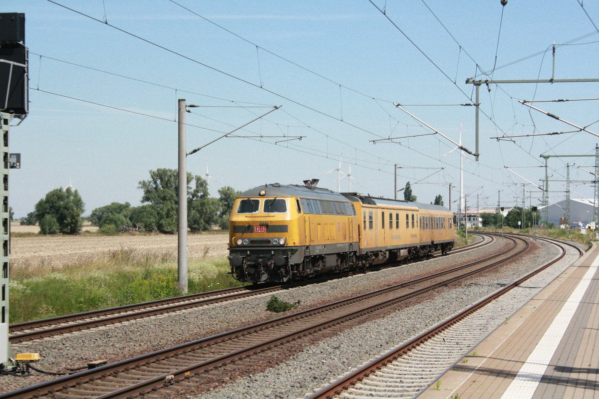 218 471 mit einem Messzug bei der durchfahrt in Niemberg am 30.7.20